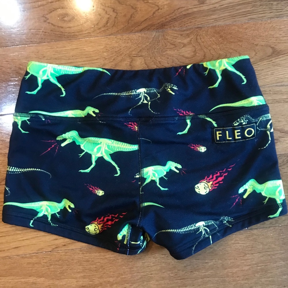 Fleo shorts size small